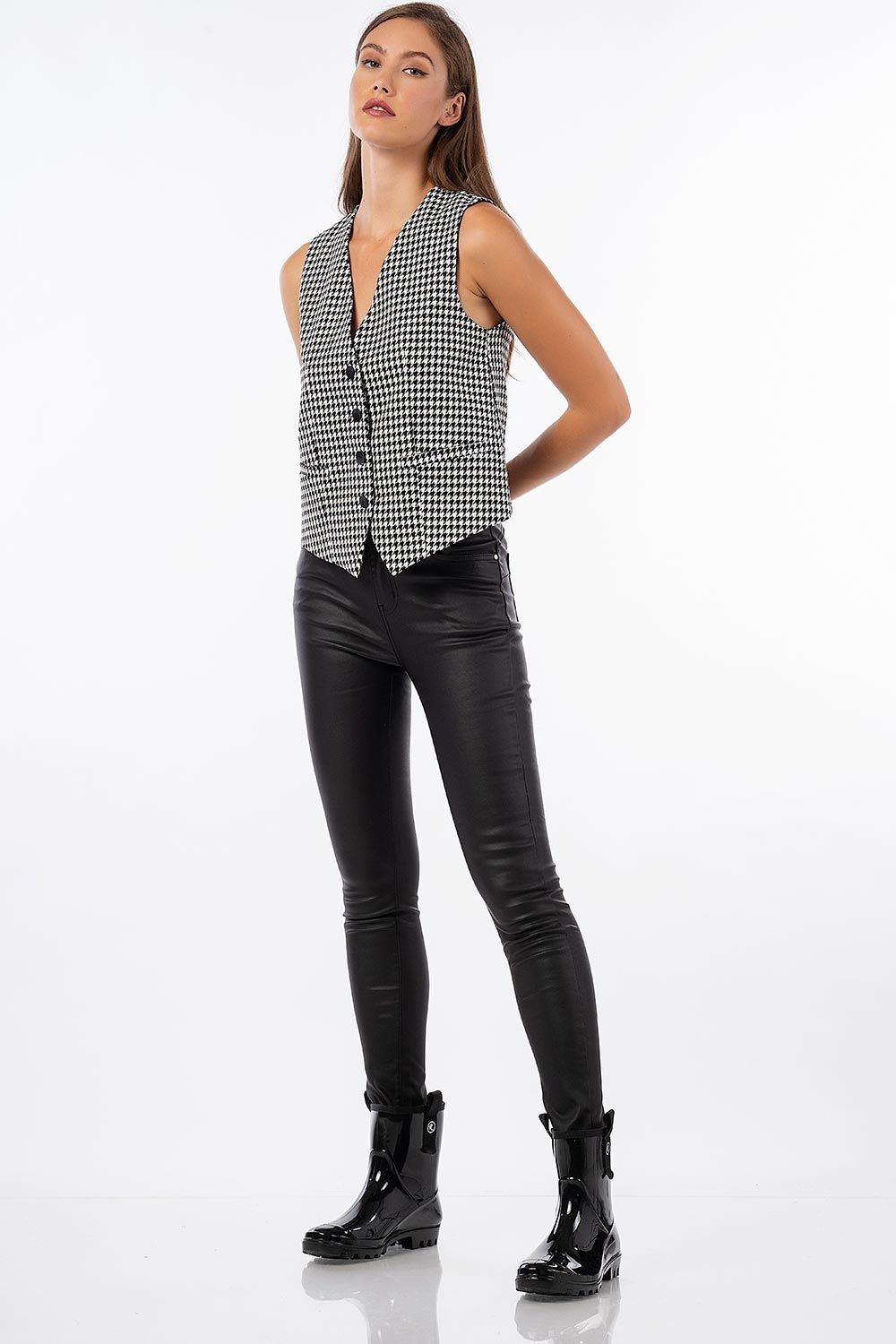 Office look με καρό γιλέκο και skinny παντελόνι 