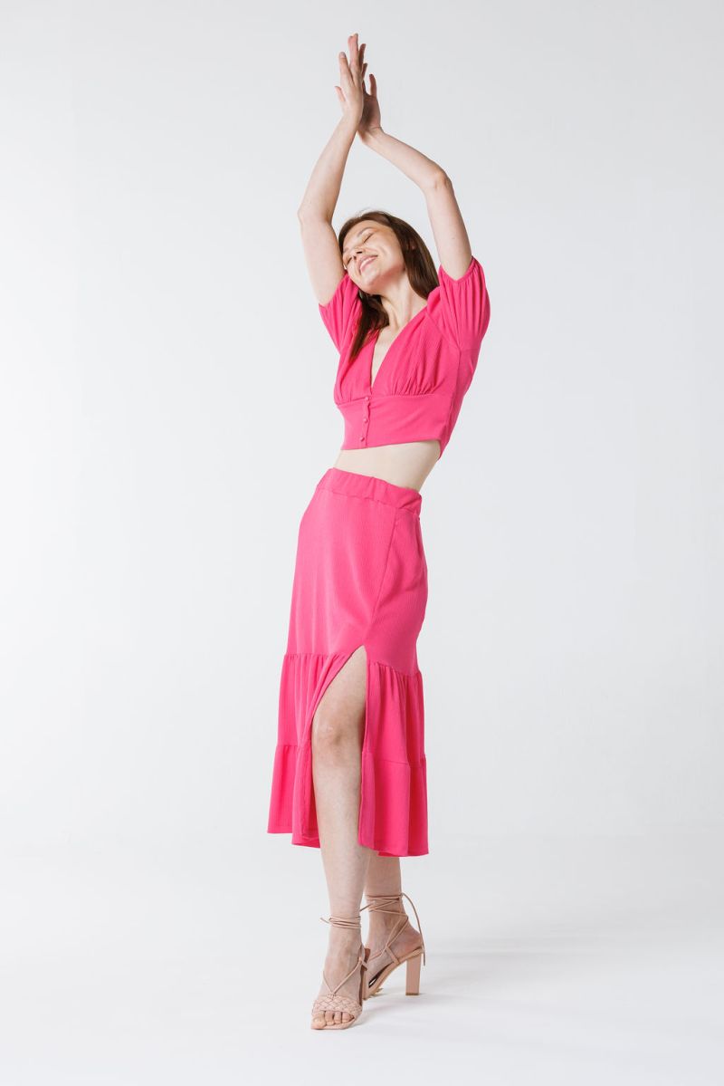 Σετ φούξια crop top και φούστα Φωτογραφία από Σετ φούξια crop top και φούστα